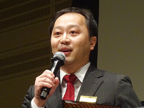 あいさつする南部景樹社長